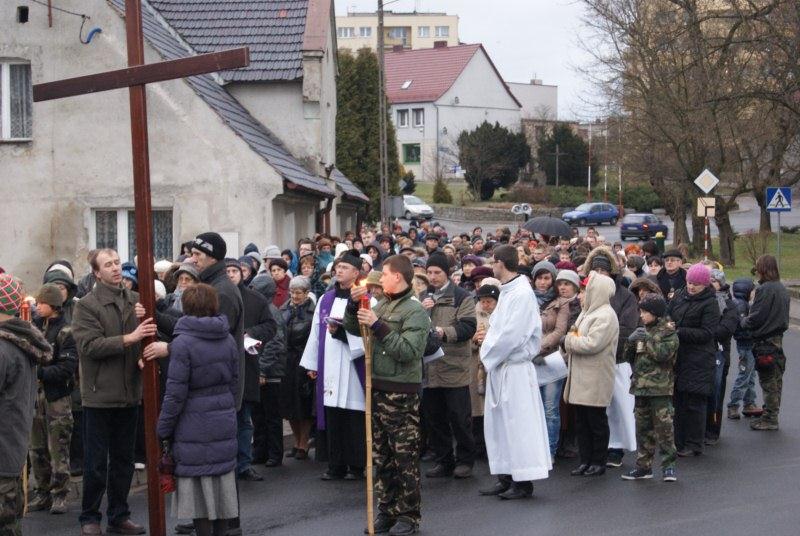 Droga krzyżowa ulicami miasta Dnia 30 marca br. została odprawiona droga krzyżowa ulicami naszego miasta.