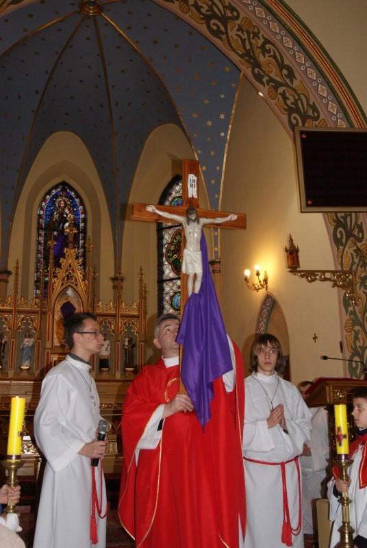 W Wielki Piątek zgromadziliśmy się, by uczestniczyć w liturgii Męki Pańskiej.