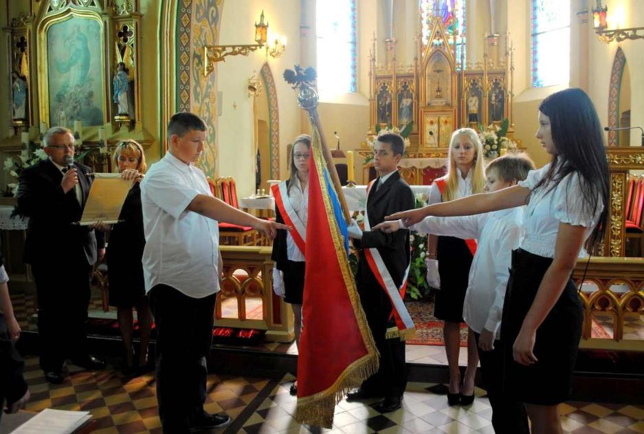 Inauguracja roku szkolnego Dnia 1 września rozpoczął się nowy rok szkolny. Zwyczajem ubiegłych lat dzieci i młodzież uczestniczyli w Mszy św.