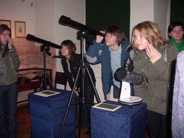 Członkowie koła uczestniczą w różnych wycieczkach. Oprócz corocznego wyjazdu do Planetarium w Chorzowie w 2009 r.