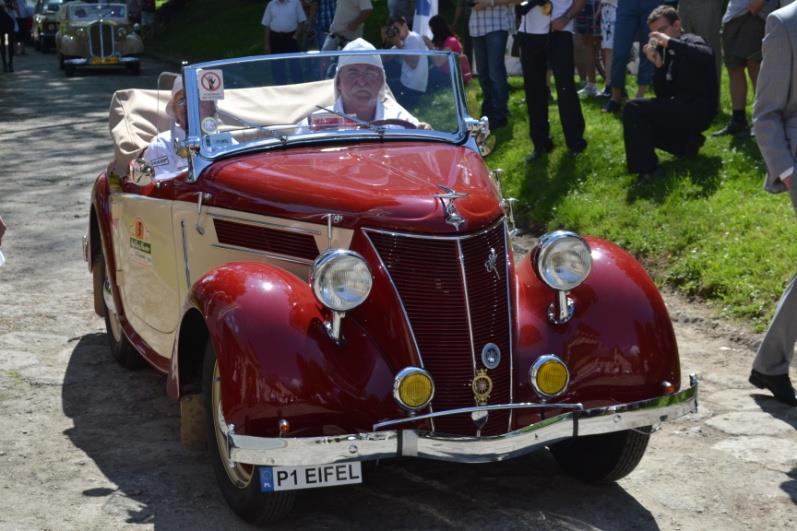 Automobilklub Rzeszowski Turystyczny Rajd Pojazdów Zabytkowych - prezentacja kolekcji pojazdów Pokaz odbył się na terenie Zespołu