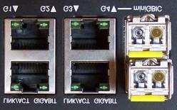 Montaż pionowy na DIN35* Montaż poziomy na DIN35** Montaż na płaskiej powierzchni Slot SFP z obsługą standardów 100/1000BASE-X Port Gigabit Ethernet z PoE+ (25.