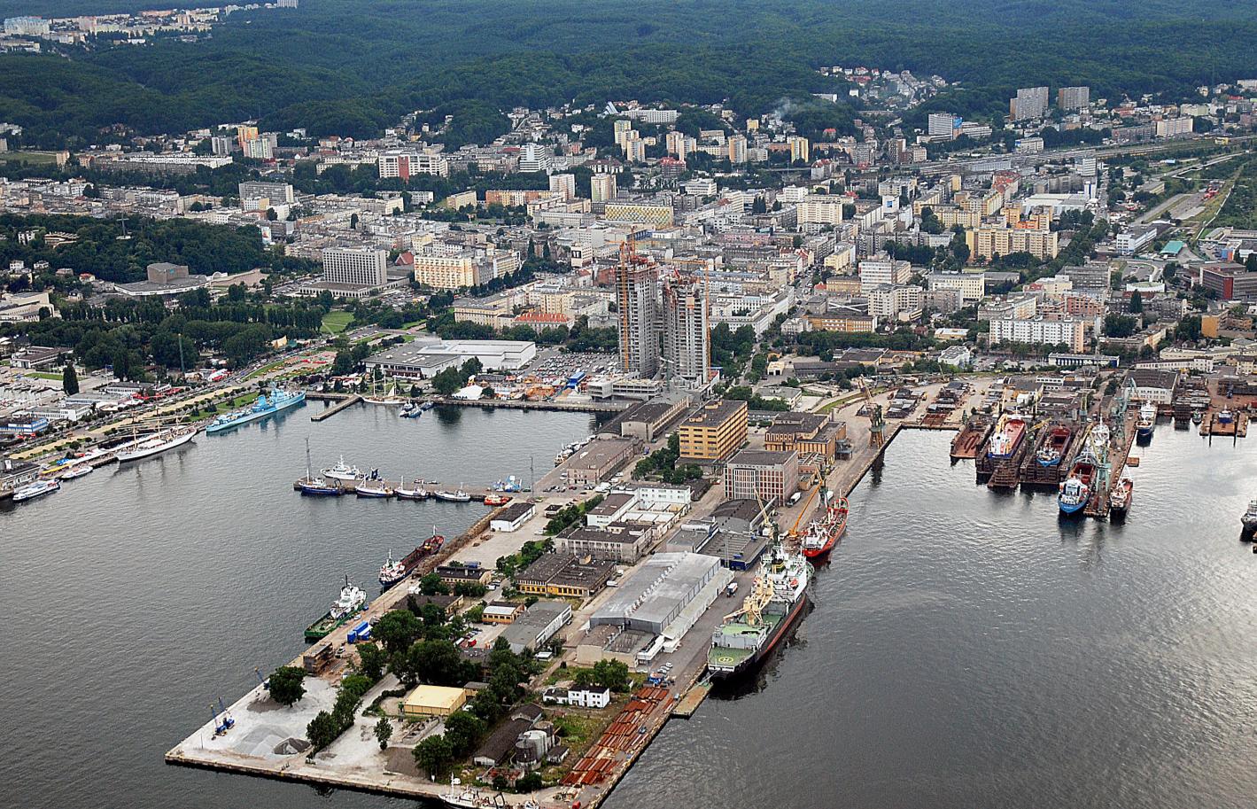 W pobliżu znajduje się m.in. prestiżowy apartamentowiec Sea Towers oraz centrum handlowe Gemini, a dalej na południe mieści się Skwer Kościuszki reprezentacyjny plac dzielnicy.