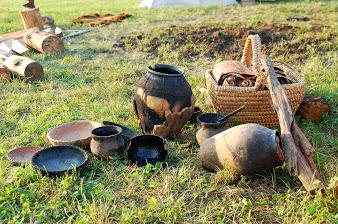 SKANSEN SKANSEN WIOSKA GOTÓW Z MASŁOMĘCZA (OKOLICZNY TEREN POD BUDYNKIEM) Oferta edukacyjna i turystyczna skansenu, który nie powstałby gdyby nie badania lubelskich archeologów, prowadzone w Kotlinie