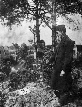 Welwel Goldberg przy grobie swojego ojca na Żydowskim
