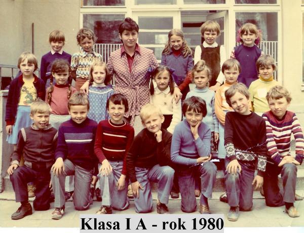 Uczniowie z rocznika 1979-1987. Wychowawcy: w klasie I: A.