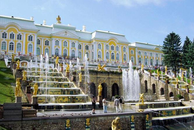 Peterhof Zespół pałacowo-ogrodowy założony przez cara Piotra I.