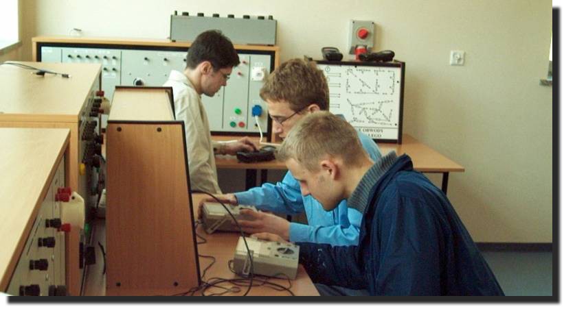 EKTRYCZNY TROTECHNIKA ENTÓW: RUDZKA 13 Specjalność: informatyka w systemach elektrycznych studia stacjonarne I stopnia 7 semestrów Absolwent tej specjalności uzyskuje niezbędną wiedzę i umiejętności