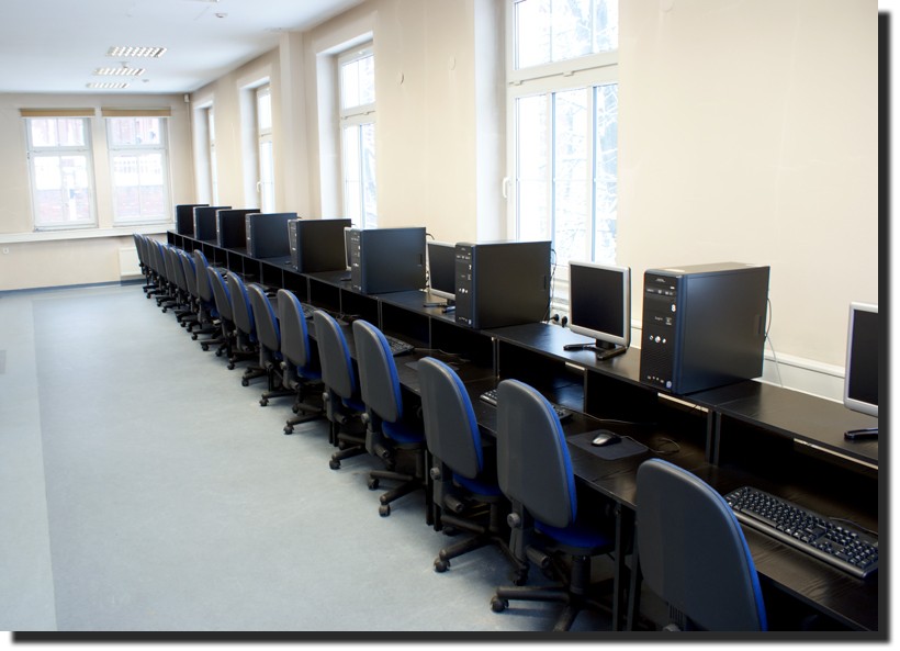 WYDZIAŁ AUTOMATYKI, ELEKTRONIKI I INFORMATYKI BIURO OBSŁUGI STUDENTÓW: RUDZKA 13 Kierunek: informatyka studia stacjonarne I stopnia 7 semestrów Absolwent studiów inżynierskich na kierunku Informatyka