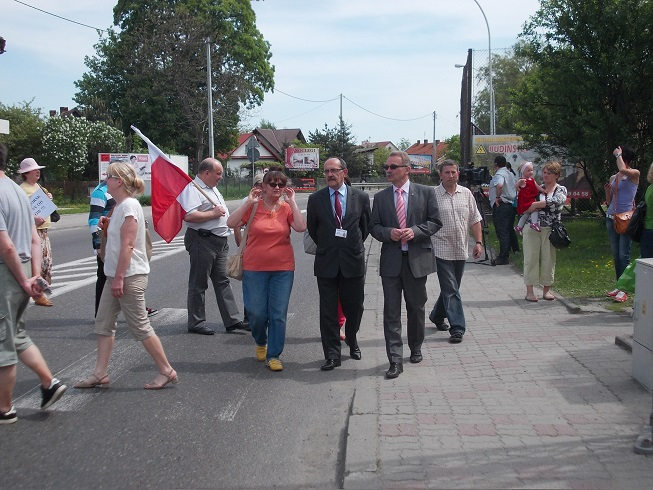 RAPORT Z PRACY STRONA 75 z 99 Oczywiście są tam protesty, powstał społeczny komitet, który zajmuje się organizowaniem takich akcji, była już blokada tej drogi, ale w dalszym ciągu, mimo monitów,