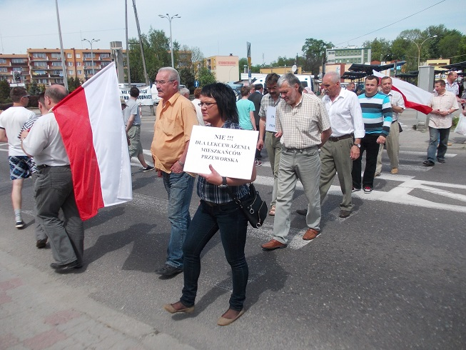 RAPORT Z PRACY STRONA 76 z 99 Codziennie przez miasto Przeworsk przejeżdża średnio na dobę 17000 tirów, autobusów oraz samochodów osobowych. Z roku na rok liczba ich rośnie o blisko jedną trzecią.