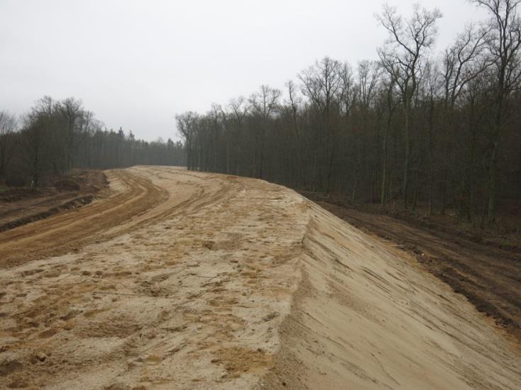 Projekt Domaszków Tarchalice Pierwszy w Polsce przypadek odsunięcia obwałowań od rzeki Cel: poprawa bezpieczeństwa gminy Wołów dzięki likwidacji nadmiernego zwężenia rzeki wałami; Odtworzenie ok.