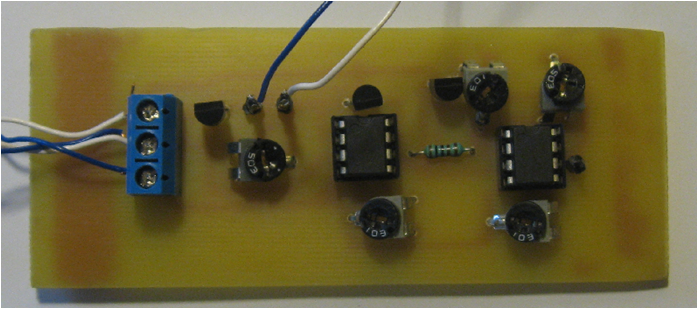 28 3. Projekt przetwornika temperatury na napi ecie 3.3.3. Projekt p lytki PCB i wykonanie Na Rys. 3.6 przedstawiono projekt p lytki PCB, który zosta l wykonany w programie Eagle. Rys. 3.7 ukazuje wykonany i dzia laj acy przetwornik temperatury na napiecie.