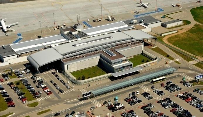 PORT LOTNICZY POZNAŃ - ŁAWICA DZISIAJ Infrastruktura Portu DROGA STARTOWA długość 2 500 m, liczba możliwych operacji 10 / h TERMINAL PASAŻERSKI