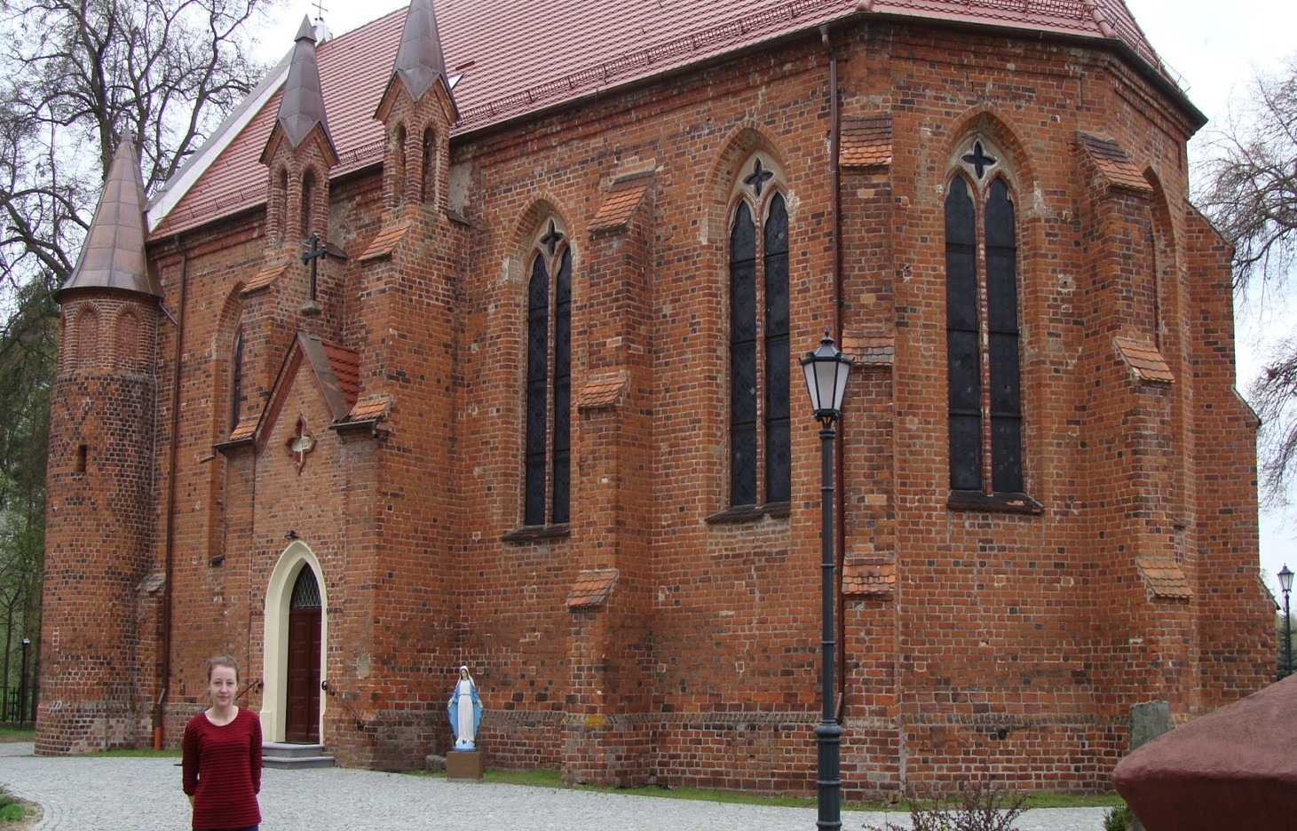 7. Kościół w Dębnie Widzimy gotycki kościół z XV w. Wniebowzięcia Najświętszej Panny Marii.