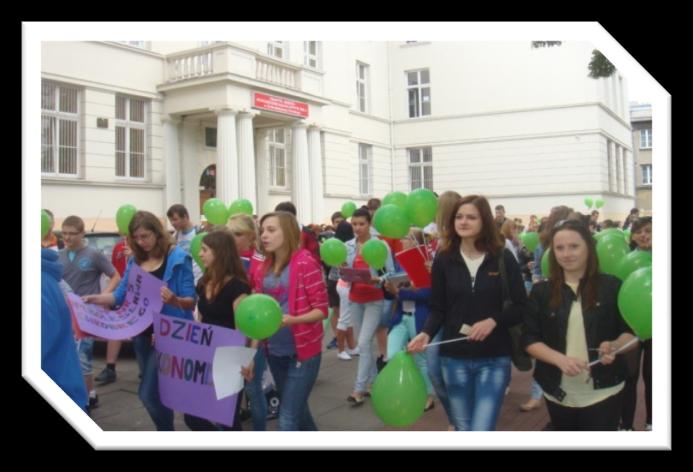 ZSP 5 SZKOŁĄ BIZNESU Jako pierwsza szkoła ekonomiczna w regionie rozpoczęliśmy realizację nowatorskiego modułowego programu kształcenia Jak być przedsiębiorcą w zawodach technik handlowiec oraz