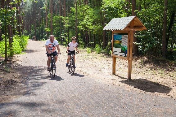 Jednocześnie można podziwiać piękno krajobrazu i zasięgnąć wiedzy o walorach przyrodniczych Jeziora. Ścieżka ta mierzy 4,5 km, w tym jest ok. 3,5 km nawierzchni utwardzonej.