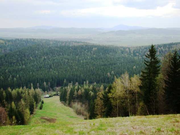 Z Pustelni, zaniedbanej i niezagospodarowanej, choć atrakcyjnej góry, rozciąga się widok na drugą stronę, na leżącą w dole Lubawkę i widniejący w tle Szczepanowski Grzbiet.