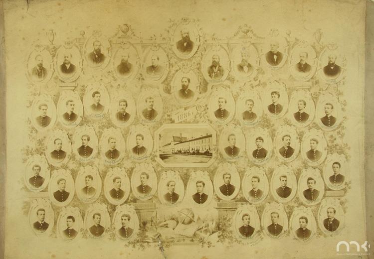 To pamiątkowe zdjęcie maturzystów 1886 roku Męskiego Gimnazjum Rządowego w Kielcach.