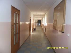 Opis przedmiotu wynajmu: Oferowane do wynajmu: pomieszczenia biurowe rozmieszczone są na pierwszym piętrze budynku stanowiącego własność Poczty Polskiej S.A.