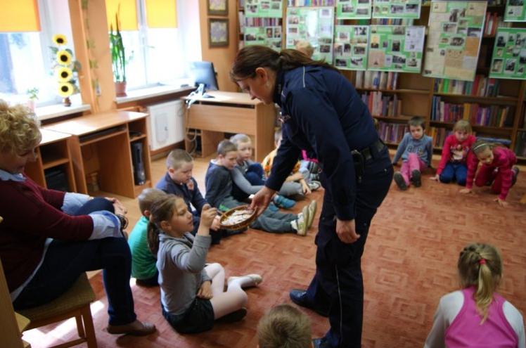 13 maja godz. 8.45 i 9.30 Razem czytajmy dzieciom z udziałem policjantki asp. Katarzyny Łacinnik Spotkanie zostało zorganizowane dla klas I- szych szkoły podstawowej w Bojanowie.