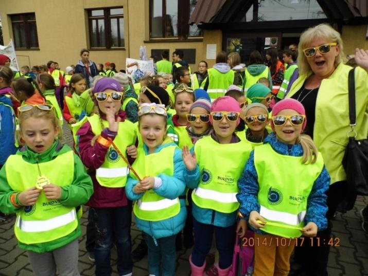 imprez ze 4. Organizacja promujących bezpieczeństwo uczniów w drodze do i szkoły. Zorganizowanie happeningu: Daj się zobaczyć Dnia 17 października 2014r.