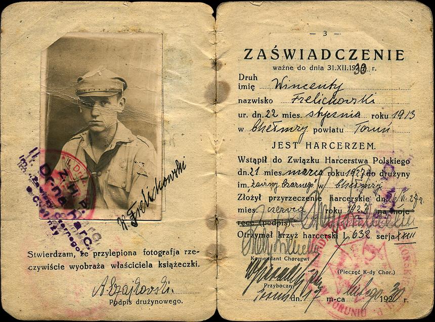 W dniu 21 marca 1927 r. wstąpił do Związku Harcerstwa Polskiego, do 2 Pomorskiej Drużyny Harcerzy im. Zawiszy Czarnego w Chełmży (Hufiec Toruń). 26 czerwca 1927 r. złożył przyrzeczenie harcerskie.