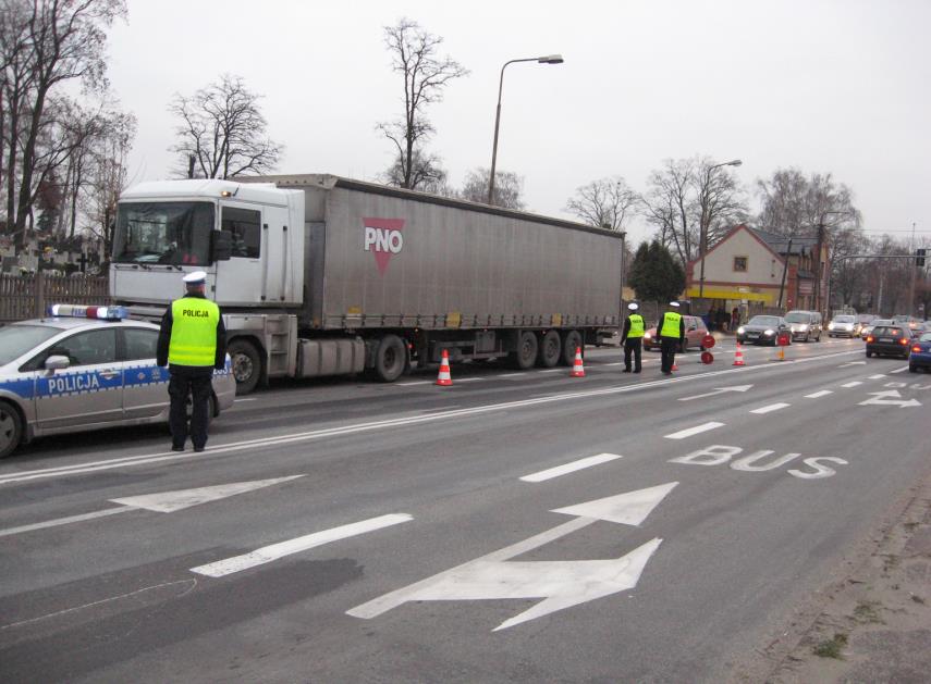 Wydział Ruchu Drogowego Kaliscy policjanci drogówki bezpośrednio na drogach realizowali również działania profilaktyczne takie jak Pasy bezpieczeństwa, Trzeźwość, Prędkość, Pieszy.