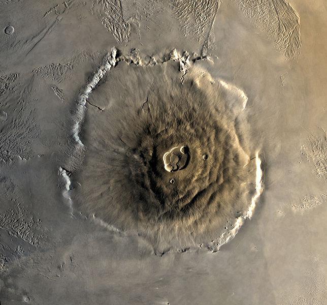 Olympus Mons jest wygasłym wulkanem tarczowym, powstałym w wyniku powolnego i długotrwałego wycieku