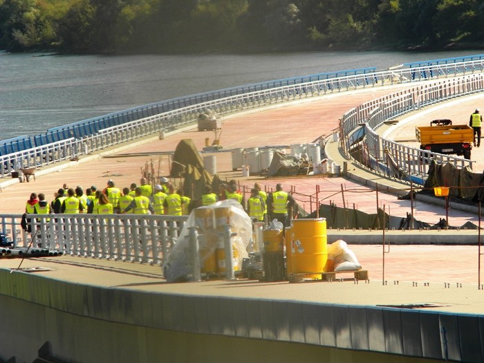 Kto odwiedził w minionym miesiącu most Kajakarze Uczestnicy spływu kajakowego zatrzymali się u nabrzeża Wisły i oglądali budowę.