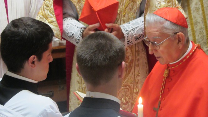 hinduizmowi, czy wreszcie Stopnie Magisterium... dziedziny są obszerne, a zagadnienia pasjonujące! 11-13 czerwca 2011 r.: Pielgrzymka do Chartres, w środku sesji egzaminacyjnej.