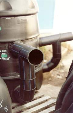 3) Połączenie podstawy z rurami żeliwnymi lub kamionkowymi W przypadku połączenia studzienki kanalizacyjnej z rurami żeliwnymi lub kamionkowymi na życzenie klienta wykonywane jest przejście (adapter)