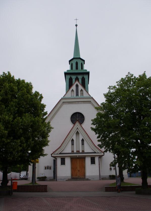 Obecnie kościół to jednonawowa, wolnostojąca zorientowana świątynia, posiadająca wyodrębnione, węższe prezbiterium trójbocznie zamknięte. Nawa i prezbiterium kryte są jednolitym dachem dwuspadowym.