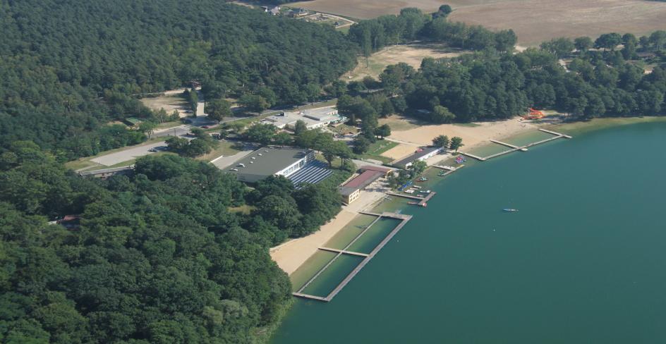 Sieraków miasteczko położone jest w atrakcyjnym turystycznie, wypoczynkowym rejonie zachodniej Polski, na skraju województwa wielkopolskiego, w północno-zachodniej jego części na skraju Puszczy