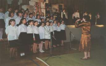 W tym dniu poświęciliśmy także sztandar szkoły i odśpiewaliśmy po raz pierwszy hymn szkoły. Rok 1985 był dla nas wyjątkowy - naszej szkole nadane zostało imię K.