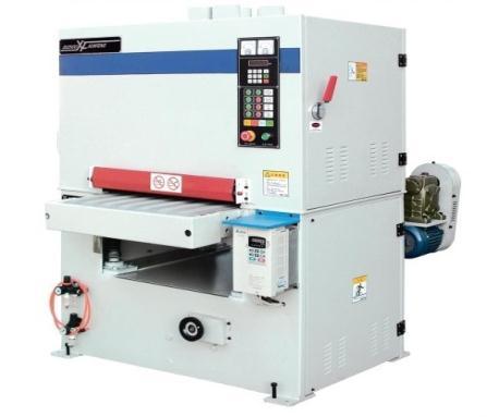 Pierwsze uruchomienia Łatwy w użyciu Obróbka Szlifierka Suzhou Xunfeng Machinery Co., Ltd. Maszna szlifuje powierzchnie desek drewnianych przeznaczonych do lakierowania.