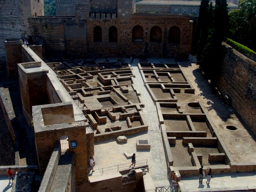 Granada Perła Andaluzji 12 Alcazaba To najstarsza część pałacu Alhambry, wznosi się ona wysoko na górskiej ostrodze nad rzeką Darro.