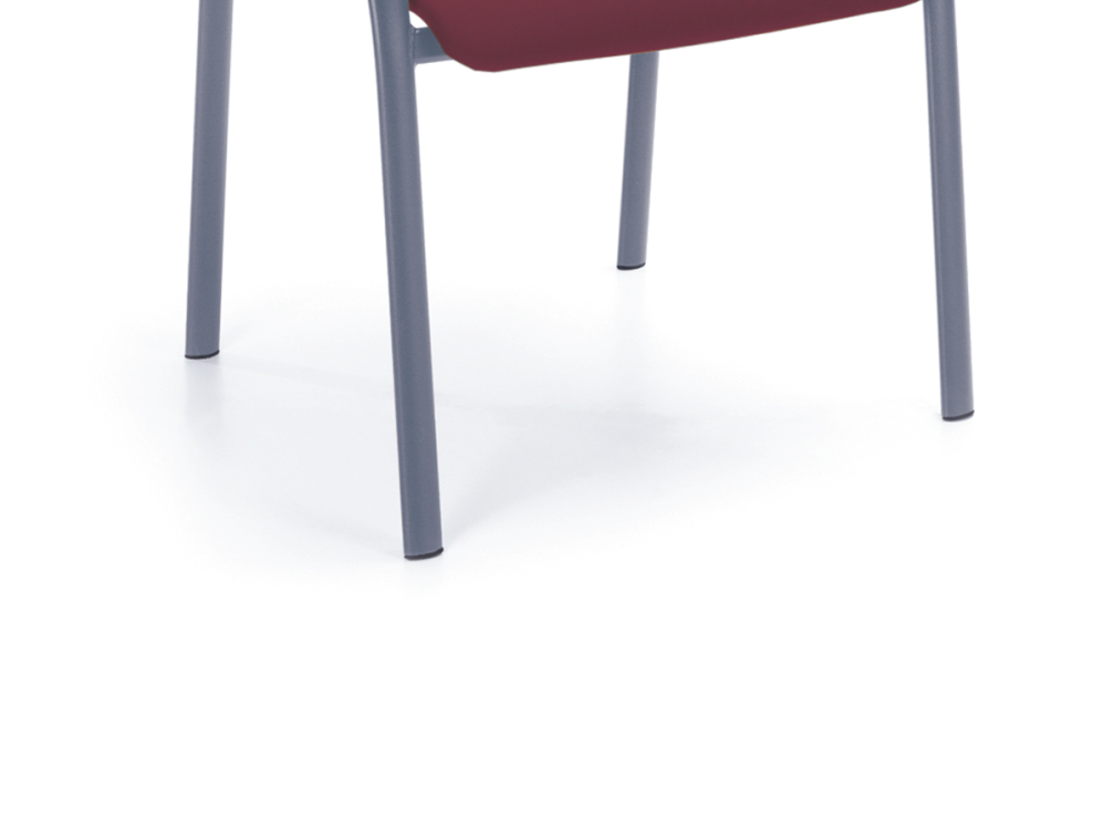 Stelaż metalowy w kolorze czarnym RAL 9005 wykonany tak, aby przednie nogi krzesła w sposób łagodny i po optymalnie dobranym łuku przechodziły w wygodne podłokietniki Stelaż na całej swej długości
