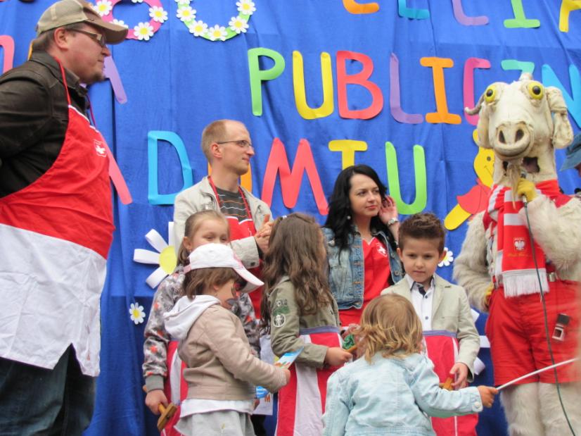 A oto krótki fragment jednego z utworów: W naszym kochanym Radomiu przedszkole to mieści się. Wspomina minione lata, pamięcią powraca wstecz. Ref: Jedenastka jaka cudna dziś sześćdziesiąt kończy lat.