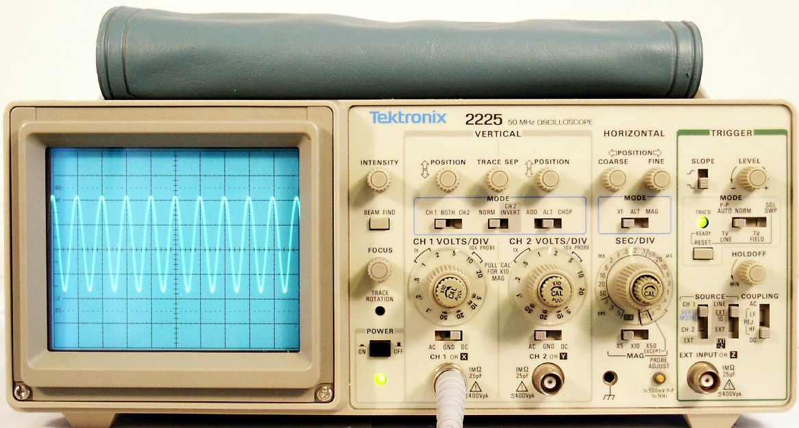 Wstęp Oscyloskop jest uniwersalnym przyrządem pomiarowym, który umożliwia obserwację oraz pomiar parametrów przebiegów elektrycznych (lub innych zamienionych na postać elektryczną).