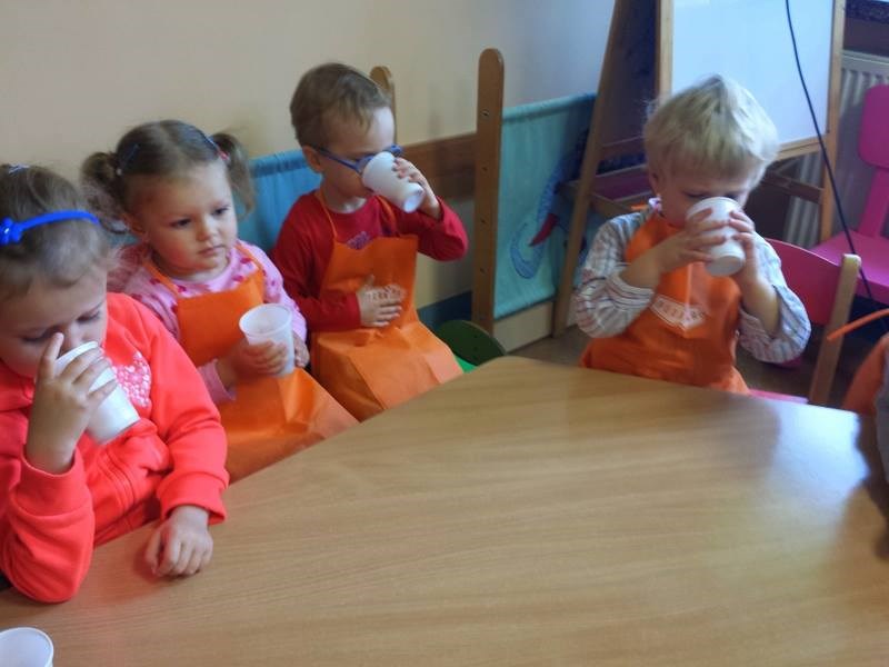 W każdą Kuchcikową środę, dzieci zamieniają się w małych kucharzy. Grupa Słoneczek przygotowała gofry. Każde dziecko wniosło swój mały wkład w wykonaniu ciasta.