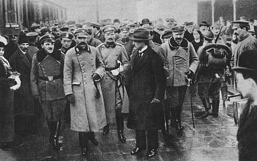 Powitanie Józefa Piłsudskiego pośrodku w mundurze bez