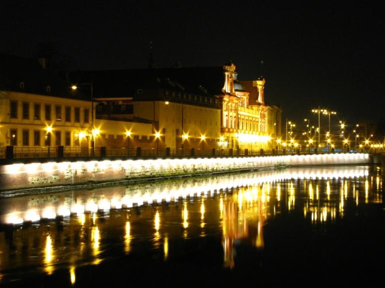 2 Krótka charakterystyka Wrocławia Wrocław jest stolicą Dolnego Śląska. Należy do najstarszych i zarazem najciekawszych miast w Polsce.