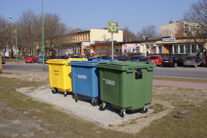gospodarowanie odpadami komunalnymi. Natomiast odbiór odpadów surowcowych realizowany jest z częstotliwością raz w miesiącu (Rys. 3)
