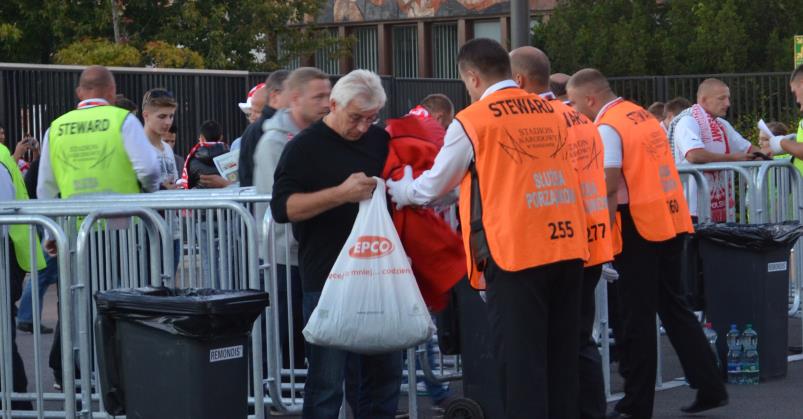 zagrożeń (np. dotychczasowe zachowanie, liczebność, moment przybycia na stadion, stosowane oprawy). Uzyskać podstawowe informacje nt.