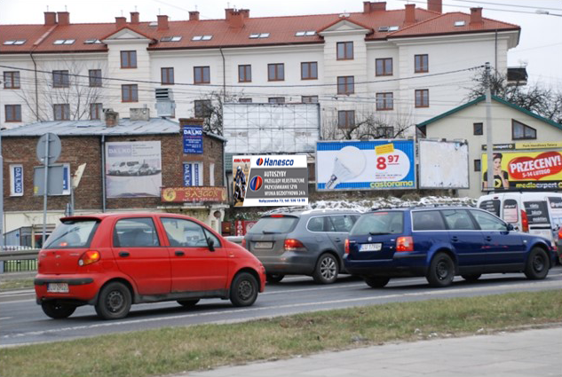 Format: Typ: premium Oświetlenie: lampy uliczne Miasto: Lublin Usytuowanie: skrzyżowanie Opis: - skrzyżowanie ze światłami - najazd ze wszystkich kierunków skrzyżowania - doskonała widoczność