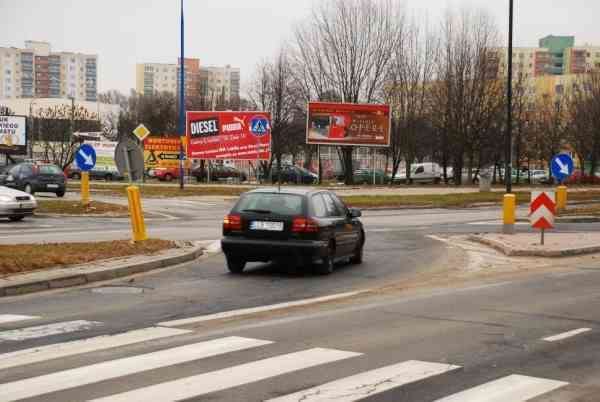 Format: 6 x 3 Opis: Typ: premium Oświetlenie: lampy uliczne Miasto: Lublin Usytuowanie: skrzyżowanie - główne skrzyżowanie w dzielnicy Czechów - wyjazd do centrum miasta - w pobliżu hipermarket Real,