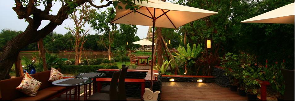 Rati Lanna Riverside Resort & Spa Rati Lana to ekskluzywny 5* hotel w stylu butik hotel. Wystrojem nawiązuje do dawnego królestwa Lanna, które istniało na terenie północnej Tajlandii od XIII do XVIII.