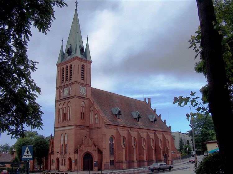 kolei znajdą w Kościerzynie nie lada atrakcję. W pobliżu stacji, przy ulicy Towarowej, od 1992 r. działa Muzeum Kolejnictwa. Zwiedza się halę z czterema stanowiskami i urządzone w niej ekspozycje.