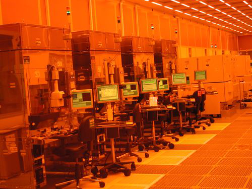 Maszyny do epitaksji z fazy gazowej w drezdeńskiej fabryce AMD Fab 30.
